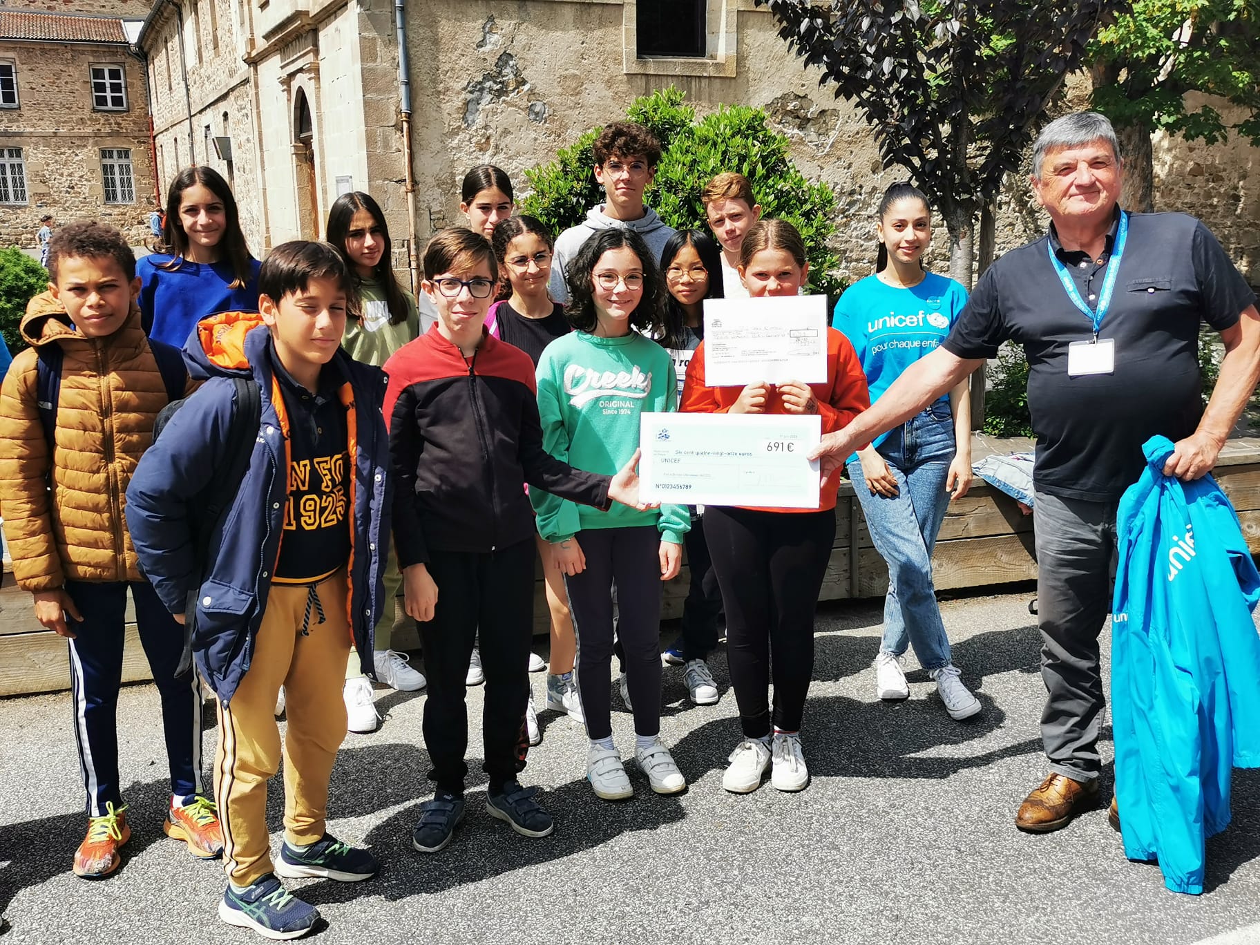 Remise de chèque à l'UNICEF